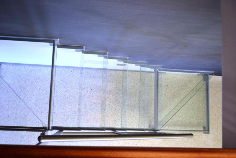 scala autoportante in acciaio verniciato ,con gradino in vetro temperato. | D.M.D. Scale